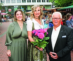 So war es im vorigen Jahr: Die Weinkönigin des Jahres 2023 Finja Leidig (li.) und Jürgen Schumann vom ausrichtenden VBV umrahmen die Weinkönigin 2024 Jenny Preuß. (Foto: Strandmann)