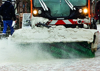 Schneefräsen und Schneeflüge sind weiter im Einsatz. Großenteils aber, ohne Salz zu streuen. (Foto: Strandmann/Archiv)