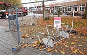Der Fahrradbügel vorn sowie die drei Elemente links im Hintergrund müssen für die Eisbahn wieder abgebaut werden. (Foto: Frank)