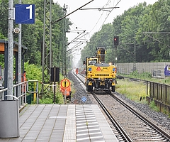 Am Tornescher Bahnhof ist ein Arbeitsfahrzeug auf dem Gleis Richtung Hamburg im Einsatz. (Foto: Frank)