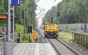Am Tornescher Bahnhof ist ein Arbeitsfahrzeug auf dem Gleis Richtung Hamburg im Einsatz. (Foto: Frank)