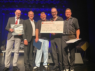 Auszeichnung für eine musikalische Institution: Laudator Arne Tiedemann (v. l.) und Elmshorns Oberbürgermeister Volker Hatje mit den Kulturpreisträgern der „Rockabilly Mafia“ Karsten Willer, Michael Harbeck und Björn Karl. (Foto: Mario Meisberger, Stadt Elmshorn)