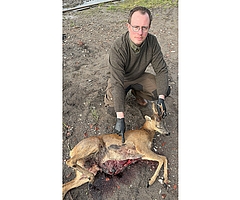 Jagdaufseher Klaas Seehaus fand innerhalb von kurzer Zeit zwei verendete Rehe, eines davon im Ellerbeker Erholungsgebiet „Hexenwäldchen“. (Foto: Kreisjägerschaft Pinneberg)