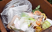 Dieses Bild bietet sich Müllwerkern immer wieder: Plastik in der Biotonne. (Foto: Schweitzer-Media)