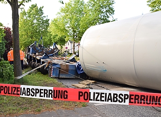 Ein Sattelschlepper hatte in der Nacht zu Freitag seine Ladung auf dem Heidmühlenweg verloren. (Foto: Frank)