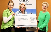 Scheckübergabe an Birgit Zorn von Citizens Forests e.V. durch Susanne Flor (GAB) und Ute Huckfeldt (Kreis Pinneberg). (Foto: Julian Jenkel, GAB)