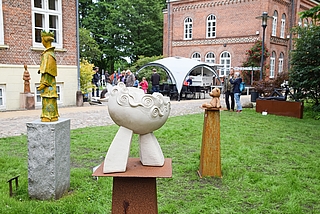 Beim Skulpturenpark auf der Barmstedter Schloßinsel stellte Karin Weißenbacher unter anderem diese Werke aus. (Foto: Frank)