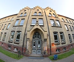 Mit dem Abbruch der Deutschklausur der Abiturienten machte das Ludwig-Meyn-Gymnasium überregional Schlagzeilen. Ärgerlich ist der Vorfall vor allem für die betroffenen Schülerinnen und Schüler, die mit der Arbeit bereits begonnen hatten und sich nun neu konzentrieren müssen. Mit allen Begleiterscheinungen, die mit einer so wichtigen Prüfung auch mental verbunden sind. (Foto: Frank)