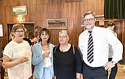 Die Erste Stellvertretende Kreispräsidentin Elke Schreiber (v.l.n.r) mit Schulleiterin Heike Henn-Winkels, einer Lehrerin und dem Stellvertretenden Schulleiter Piet Schwarzenberg. (Foto: Kreis Pinneberg)