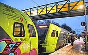Der Hüllmann-Express besteht aus einer Doppeltraktion. Eigentlich soll er um 7.20 Uhr in Tornesch abfahren. Als es am Montag schneite, verließ er den Bahnhof erst um 7.34 Uhr. (Foto: Frank)