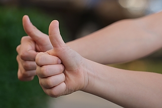 Daumen hoch: Die Vermisste wurde wieder angetroffen. (Symbolfoto: Pixabay)