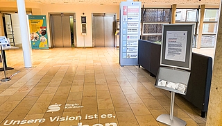 In der Empfangshalle der Regio Kliniken steht ein Ständer mit Masken.