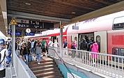 Am Elmshorner Bahnhof wird es noch voller, weil die Fahrgäste hier von der Bahn auf Ersatzbusse (und umgekehrt) umsteigen müssen. (Foto: Frank)