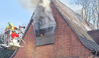 Die Freiwillige Feuerwehr Uetersen bekämpfte den Brand von ihrer Drehleiter aus. (Foto: Patrick Weitz/Freiwillige Feuerwehr Tornesch)
