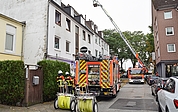 Die Freiwillige Feuerwehr Elmshorn setzte eine Drehleiter ein, um den Schornstein eines viergeschossigen Wohnhauses zu überprüfen. (Foto: Frank)
