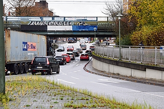 Rote Bremslichter in der Elmshorner Badewanne. Da sich der Verkehr in der Hamburger Straße Richtung Reichenstraße mit einer einzigen Spur begnügen muss, kommt es trotz grüner Ampel zum Stau. (Foto: Frank)