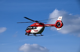 Ein Rettungshubschrauber soll die schwerverletzte Person in eine Spezialklinik bringen. (Symbolfoto: Pixabay)