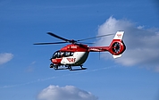 Ein Rettungshubschrauber soll die schwerverletzte Person in eine Spezialklinik bringen. (Symbolfoto: Pixabay)