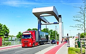 Alle halbe Jahr muss die Käpten-Jürs-Brücke umfangreich gewartet werden. Der Klapp-Mechanismus ist der Preis dafür, dass auch größere Schiffe wie die „Klostersande“ den Hafen noch ansteuern oder verlassen können. (Foto: Strandmann)