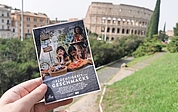 „Von der Flüchtigkeit eines Geschmacks“ gewann in der Kategorie „Best Fiction“. Produzent Gerrit Gronau flog zur Preisverleihung nach Rom – und schoss dieses Bild seines Film-Flyers vor ikonischer Kulisse. (Foto: Gronau)