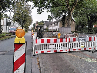Zurzeit ist nur der Geh- und Fahrradweg an der Feldstraße stadtauswärts gesperrt. Ab 7. Oktober wird auch auf der Straße gebaut. (Foto: Frank)
