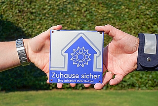 Das Netzwerk Zuhause sicher stellt Bürgern nach eingehender Beratung Plaketten zur Verfügung. (Foto: Netzwerk Zuhause sicher e.V.)