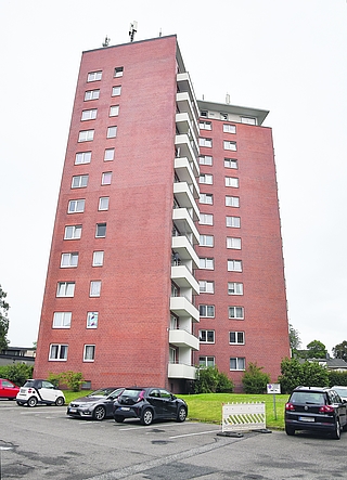 Das Hochhaus in der Meteorstraße 1 in Elmshorn hat 13 Stockwerke und 72 Wohnungen, in denen geschätzt insgesamt etwa 200 Menschen leben. Davon sind viele verärgert. Aus Angst vor Konsequenzen will sich aber niemand fotografieren lassen. (Foto: Frank)