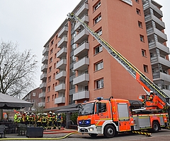 In dem Hochhaus am Holstenplatz kam es zu einem Kellerbrand. Einsatzkräfte der Freiwilligen Feuerwehr Elmshorn hielten über die Drehleiter Kontakt zu den Bewohnern. (Foto: Frank)