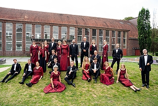Hans-Joachim Lustig (rechts), ehemaliger Leiter der Chorknaben Uetersen, bringt seinen Kammerchor "I Vocalisti" mit nach Uetersen. (Foto: I Vocalisti)