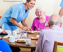 Auch Personen ab Pflegegrad 2 im Kreis Pinneberg, die in einer vollstationären Einrichtung untergebracht sind, erhalten höhere Zuschläge auf den pflegbedingten Eigenanteil. (Foto: AOK/Colourbox/hfr)