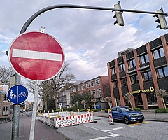 In der Schulstraße gilt in Höhe der Commerzbank eine Einbahnstraßenregelung. (Foto: Frank)