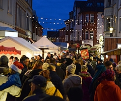 Dichtes Gedränge herrschte beim Weihnachtsmarkt am Sonnabend in der Reichenstraße. (Foto: Frank)