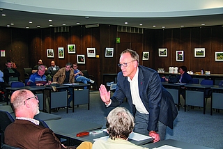 Oberbürgermeister Volker Hatje (re.) in seiner Funktion als Wahlleiter im Gespräch mit Vertretern der SPD im Gemeindewahlausschuss. (Foto: Strandmann)