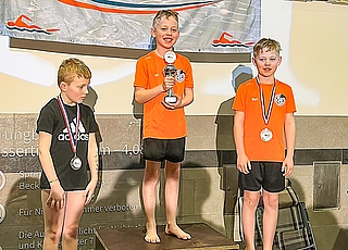 Freude auf dem Siegertreppchen in Itzehoe. (Foto: Schwimm-Zentrum Elmshorn)