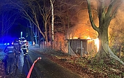 Eine Laube an der Straße Am Sender brennt lichterloh. (Foto: Freiwillige Feuerwehr Elmshorn)