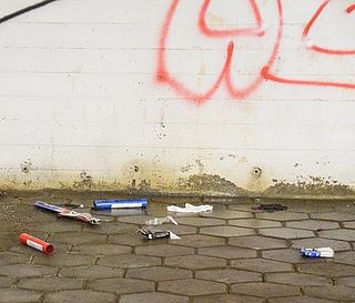 Diese Böller wurden im Untergeschoss der Uetersener Parkpalette angezündet. Sie sorgten für erheblichen Rauch. (Foto: Frank)