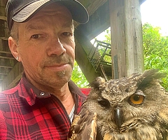 Christian Erdmann, Leiter der Wildtierstation in Klein Offenseth-Sparrieshoop, befürchtet, dass das Silvesterfeuerwerk bei Tieren wie diesem Uhu einen großen Stress auslöst. (Foto: Erdmann)