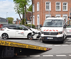 Auf der Westerstraße, Ecke Hafenstraße, prallten ein Pkw der Stadtwerke Elmshorn und ein Transporter des Elmshorner Betriebshofs zusammen. Verletzt wurde niemand. (Foto: Frank)