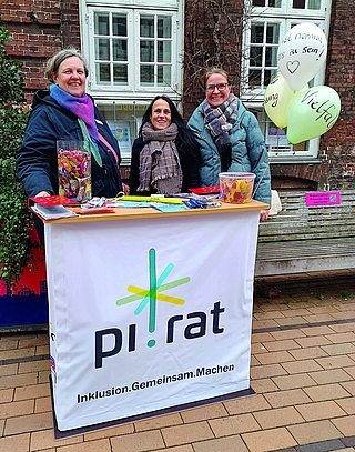 Sie heißen zwar „PI.RAT“, sind aber ganz freundlich: Bettina Struckmeyer (von links, Lebenshilfe), Katrin Leimert und Anna Röttger (beide AWO). (Foto: Kreis Pinneberg)