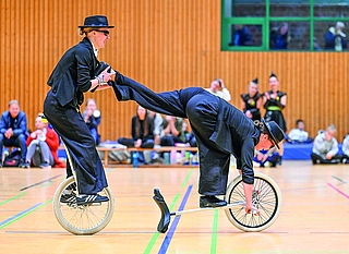 „Schubkarre auf der Sattelstange“ – Nina Beckmann (links) und Karoline Voß boten auch diesmal Besonderes in der Paarkür. (Foto: Thomas Höser)
