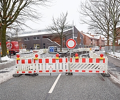 Die Sperrung des Steindamm beginnt vom Kreisel Langelohe aus gesehn noch vor der Einmündung in die Rethfelder Straße. Das Auto links im Hintergrund musste im Rückwärtsgang aus dem Baustellenbereich hinausfahren. (Foto: Frank)