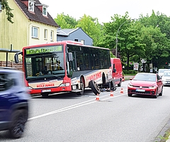 Der Verkehr schlängelt sich um den defekten Bus an der Bushaltestelle Köhnholz-Süd herum. (Foto: Frank)
