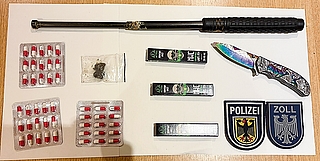 Die Bundespolizei und der Zoll stellten etliche Betäubungsmittel und Waffen sicher. (Foto: Bundespolizei)