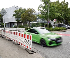 Die Absperrgitter stehen bereits neben der Schulstraße. (Foto: Frank)