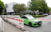 Die Absperrgitter stehen bereits neben der Schulstraße. (Foto: Frank)