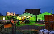 Bei Dunkelheit erstrahlt das Stadtumbaugebiet in einer scheinbar weihnachtlichen Atmosphäre: Das grüne Licht ist Teil der nächtlichen Baustellenüberwachung. Das beleuchtete BMU-Schild gehört der Firma Bauer Umwelt, die die Bauarbeiten ausführt. (Foto: Frank)