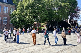 Schüler und andere Bürger tanzten vor der Drostei in Pinneberg. (Foto: Kreis Pinneberg)