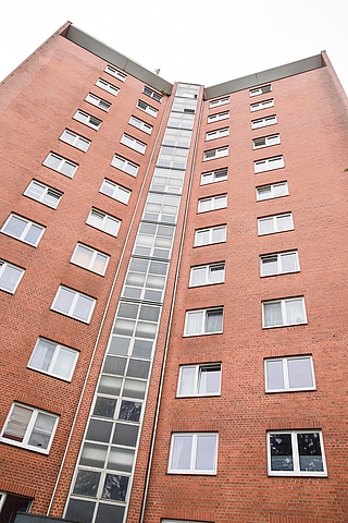 13 Stockwerke und 72 Wohnungen: In der Meteorstraße steht eines der größten Hochhäuser Elmshorns. (Foto: Frank)
