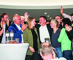 Jubel bei Erik Sachse (Mitte) im Kreise seiner Anhänger: Mit Wirkung zum 1. Januar 2026 übernimmt der Leiter der Beruflichen Schule Elmshorn das Amt des Elmshorner Oberbürgermeisters. (Foto: Strandmann)