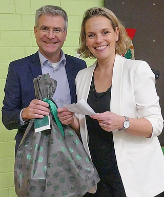 Präsident der NORDAKADEMIE Professor Dr. Wiedmann und Anke Vogler, Kanzlerin der Hochschule, überreichen Geschenke im Kinder- und Jugendhaus Krückaupark. (Foto: Nordakademie)